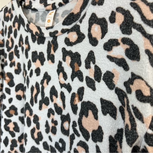 Fornia Girls Long-sleeve Knit Shirt in Leopard, Size L (12) - Picture 4 of 7